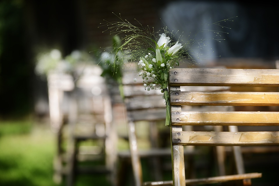 ベンチに飾られている白い花